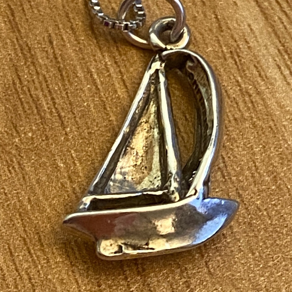 Beautiful vintage 925 sterling silver sailboat necklace - Picture 3 of 6